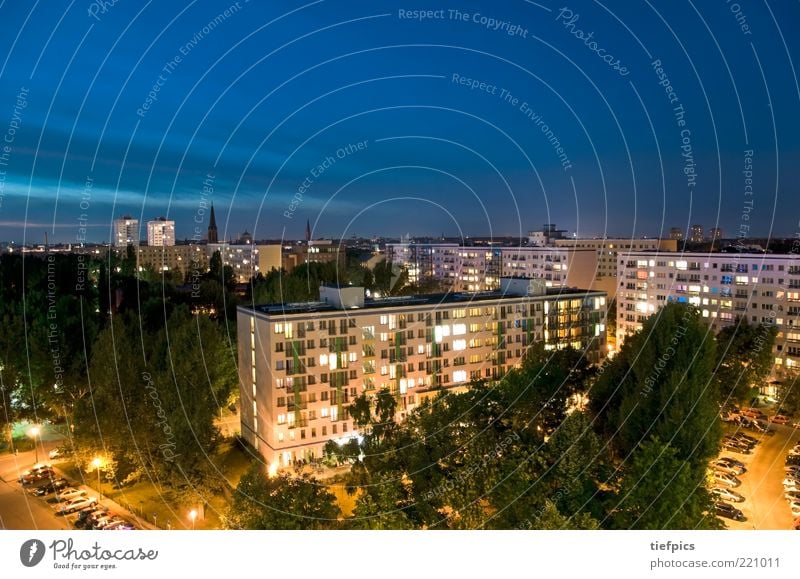 ostberlin. Hauptstadt Skyline Hochhaus Gebäude Architektur Dach Verkehrswege Straße dunkel kalt blau gelb Plattenbau Berlin DDR Himmel Nachthimmel Ghetto