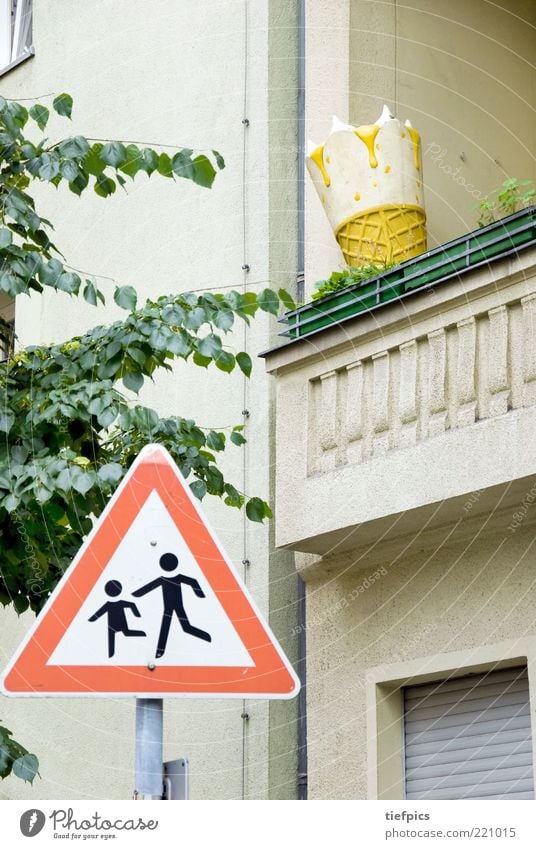 ihr kinderlein kommet ... Speiseeis Eiswaffel Neukölln Berlin Verkehrsschild Balkon Altbau trist dunkel Rollladen Einsamkeit schäbig Schrittgeschwindigkeit Tag