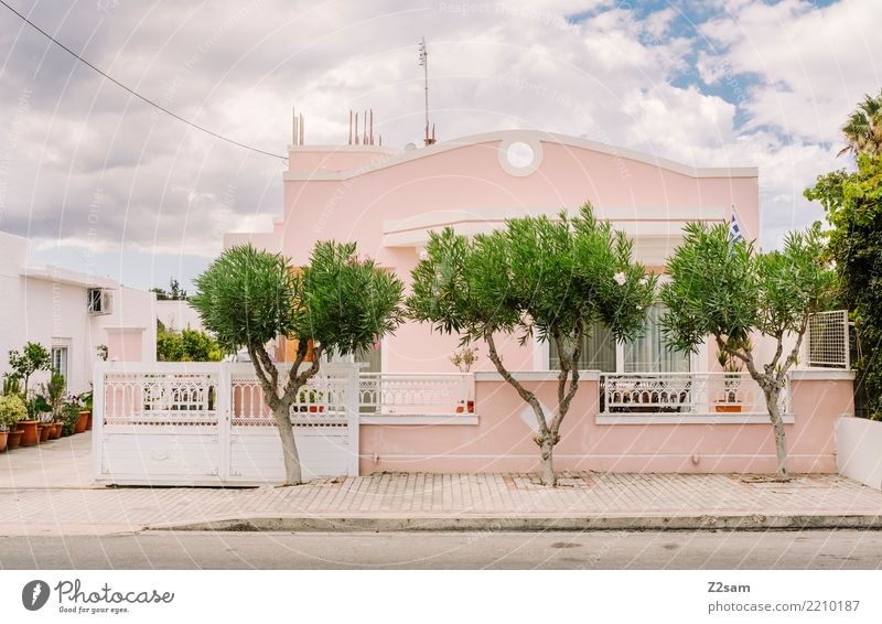 Kos City Baum Dorf Kleinstadt Stadt Haus Einfamilienhaus Traumhaus Gebäude Architektur ästhetisch Kitsch grün rosa Design einzigartig Mittelstand Nostalgie