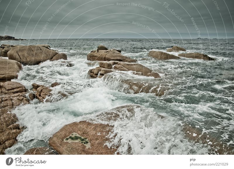 krieg der elemente Umwelt Natur Urelemente Wasser Himmel Gewitterwolken Sommer Klima Wetter schlechtes Wetter Wind Sturm Felsen Wellen Küste Bucht Riff Meer