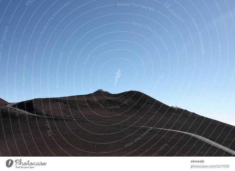 Gipfelstraße Wolkenloser Himmel Hügel Berge u. Gebirge Vulkan Haleakala Verkehrswege Straße Wege & Pfade trocken Sehnsucht Einsamkeit Ferne Farbfoto