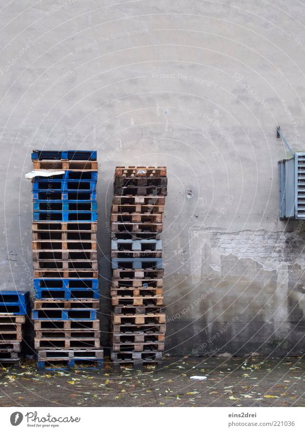 Stapelweise Paletten Arbeit & Erwerbstätigkeit Arbeitsplatz Industrie Handel Güterverkehr & Logistik Mittelstand Mauer Wand Fassade Lüftung Stein Holz Metall