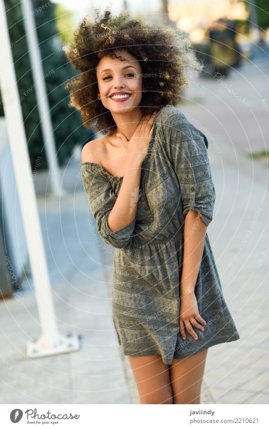 Junge gemischte Frau mit Afro-Frisur lächelnd Lifestyle Stil Glück schön Haare & Frisuren Gesicht Mensch feminin Junge Frau Jugendliche Erwachsene 1 Straße Mode