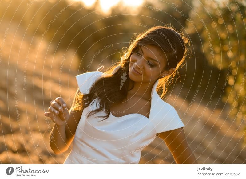 Schöne Braut draußen in einem Wald mit Sonnenlicht Glück schön Haare & Frisuren Gesicht Hochzeit Mensch feminin Junge Frau Jugendliche Erwachsene 1 Natur Mode