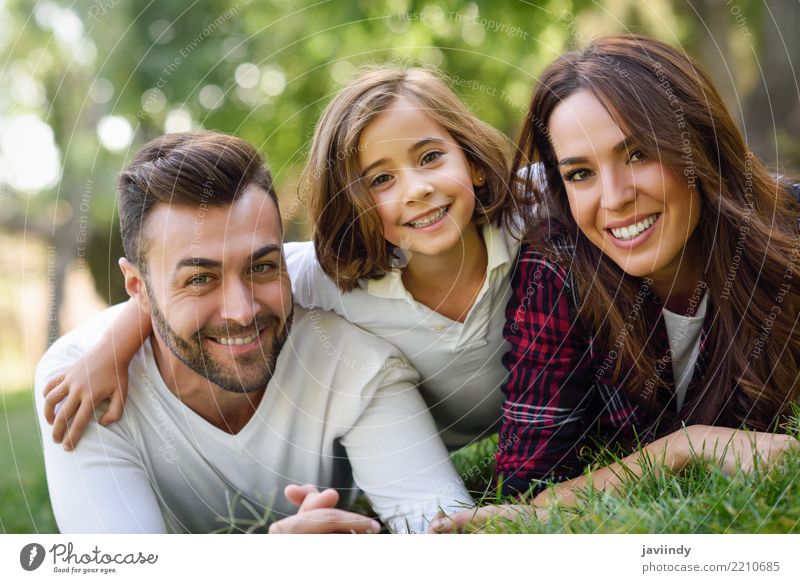 Glückliche junge Familie in einem städtischen Park. Lifestyle Freude schön Sommer Kind Frau Erwachsene Mann Eltern Mutter Vater Familie & Verwandtschaft