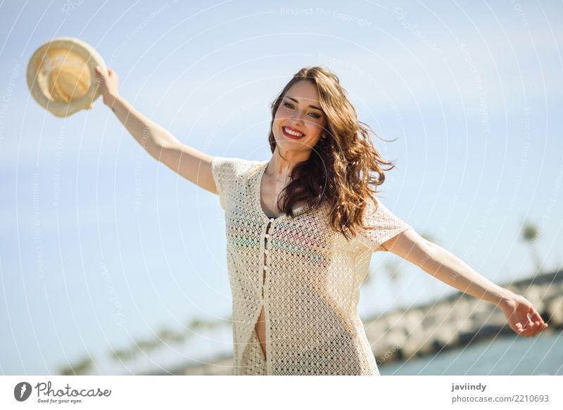 Schöne junge Frau mit den offenen Armen, die im Strand lächeln Lifestyle elegant Stil Glück schön Wellness Leben Ferien & Urlaub & Reisen Freiheit Sommer Meer