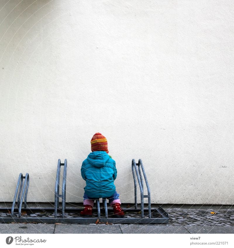 pferdchen Kind Kleinkind 1 Mensch Mauer Wand Fassade gebrauchen knien machen Spielen warten dünn authentisch einfach Fröhlichkeit klein Glück Vertrauen Kindheit