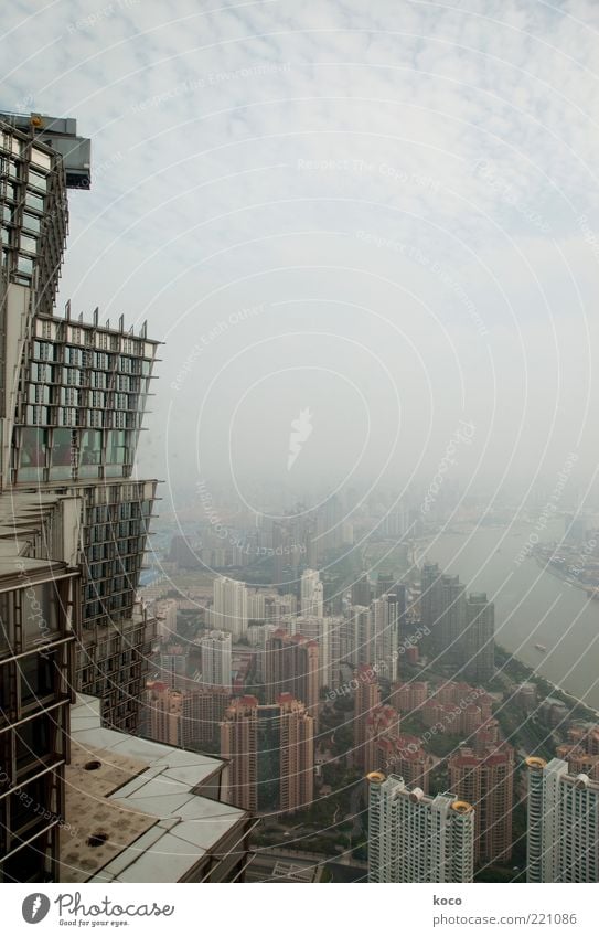 Shanghai Städtereise Wolken Sommer Nebel Fluss Huang Pu Fluß China Asien Hafenstadt Skyline Hochhaus Yin Mao Tower Glas Metall Stadt Stimmung Zukunft Aussicht