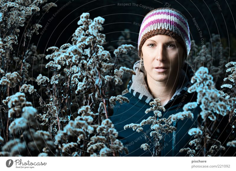 Haubenzeit Lifestyle schön feminin 1 Mensch 18-30 Jahre Jugendliche Erwachsene Natur Sträucher Mode Mütze blond beobachten Blick dunkel kalt blau Winter