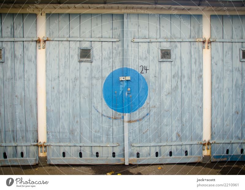 Tor mit einem lächeln Garage Garagentor Holz Ziffern & Zahlen Kreis Lächeln außergewöhnlich Fröhlichkeit positiv retro blau Inspiration Wandel & Veränderung