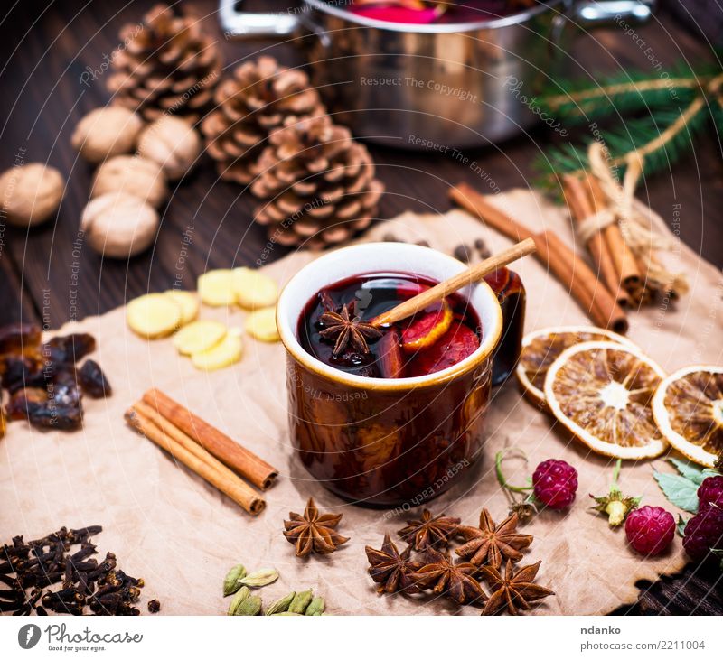 alkoholischer Glühwein Kräuter & Gewürze Getränk Alkohol Topf Pfanne Papier Holz heiß oben retro braun Speise süß trinken Feiertag Anis Tasse Ingwer festlich