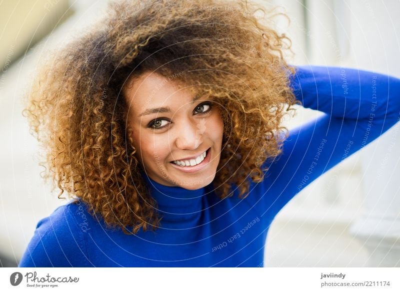 Junge Frau lächelnd mit Afro-Frisur und grünen Augen elegant Stil schön Haare & Frisuren Gesicht Mensch Erwachsene Herbst Mode Afro-Look Lächeln niedlich