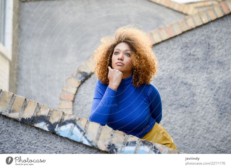 Schöne junge afroamerikanische Frau, Model der Mode, mit Afrofrisur und grünen Augen Lifestyle elegant Stil schön Haare & Frisuren Gesicht Mensch feminin