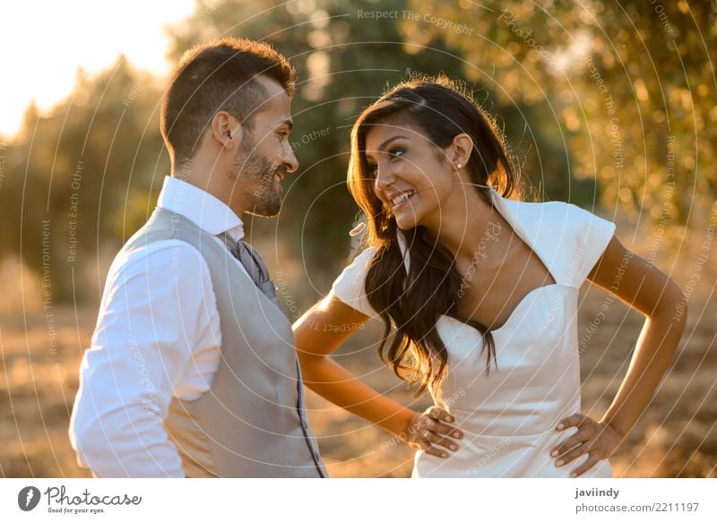 Gerade verheiratetes Paar zusammen im Naturhintergrund Glück schön Feste & Feiern Hochzeit Frau Erwachsene Mann 2 Mensch Blume Kleid Anzug Blumenstrauß Küssen