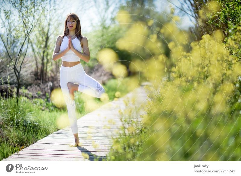 Junge Frau, die Yoga auf hölzerner Straße in der Natur tut. Lifestyle Glück schön Körper Erholung Meditation Sommer Sport Mensch feminin Erwachsene 1