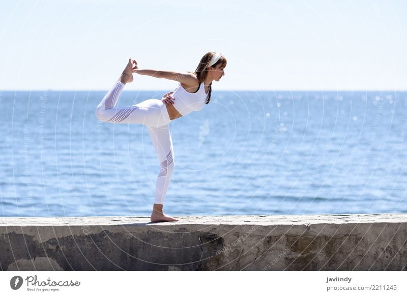 Junge Frau, die Yoga im Strand tut. Lifestyle schön Wellness Erholung Meditation Sommer Meer Sport Mensch feminin Jugendliche Erwachsene Körper 1 18-30 Jahre