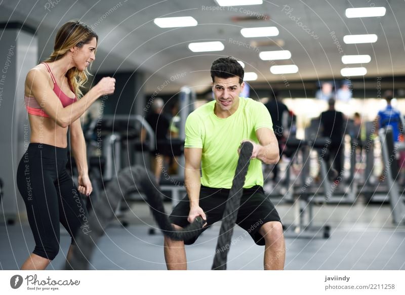 Die Frau, die jungen Mann mit Kampfseilen motiviert, trainieren Lifestyle Wellen Sport Mensch maskulin feminin Erwachsene 2 18-30 Jahre Jugendliche Fitness