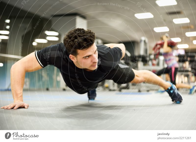 Attraktiver Mann, der Pushups in der Turnhalle tut Lifestyle schön Körper Sport Mensch maskulin Erwachsene 1 18-30 Jahre Jugendliche Fitness dünn muskulös weiß