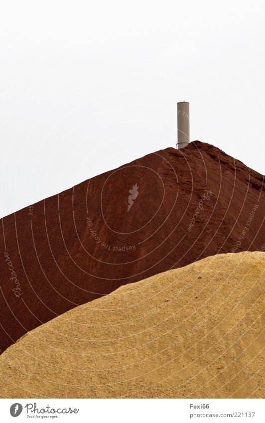 Sandburg Industrie Wolkenloser Himmel Sommer Hügel Fabrik Platz Schornstein natürlich viele braun gelb grau authentisch Interesse einzigartig entdecken Natur