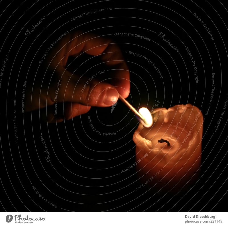 Gedenken ruhig Duft gelb schwarz Kerze anzünden Kerzendocht Hand Streichholz Flamme brennen hell dunkel Wachs Finger heiß Farbfoto Innenaufnahme Nahaufnahme