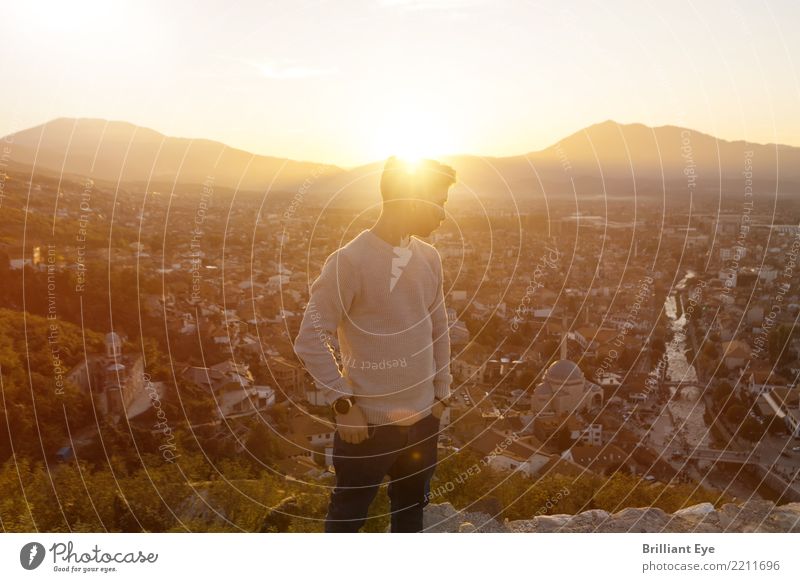 umhüllt von Abendstrahlen Lifestyle Stil Ausflug Ferne Freiheit Sonne Mensch maskulin Junge Junger Mann Jugendliche 1 13-18 Jahre Natur Sonnenaufgang