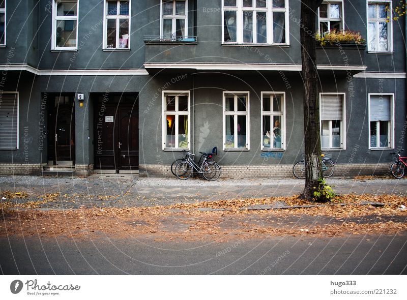 Berlin IX Häusliches Leben Haus Schönes Wetter Neukölln Stadt Fassade Balkon Fenster Tür Straße hell trist Bürgersteig Damenfahrrad Baum Blatt Herbst