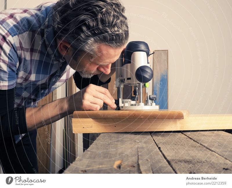 Holzbearbeitung mit einer Oberfräse Erwachsenenbildung Handwerker Arbeitsplatz Business Mittelstand Werkzeug Maschine Mensch Mann 1 Arbeit & Erwerbstätigkeit