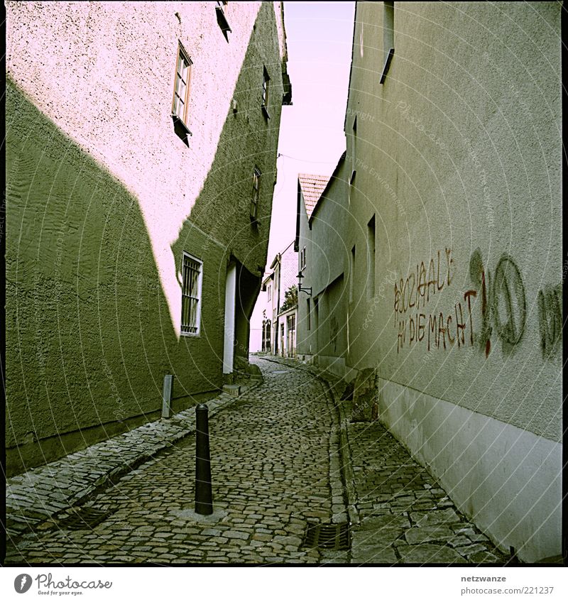 ) Kleinstadt Altstadt Menschenleer Haus Fassade Fenster Tür Dach Straße Wege & Pfade alt Kitsch klein Gefühle Stimmung Einsamkeit Gasse analog Mittelformat