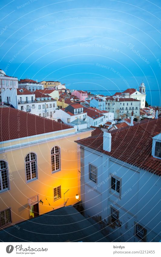 Abends in Lissabon Tourismus Städtereise Wolkenloser Himmel Horizont Schönes Wetter Hauptstadt Menschenleer Haus Kirche leuchten ästhetisch Freundlichkeit