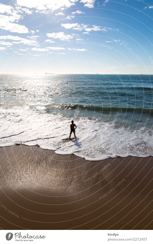 Freiheit Ferien & Urlaub & Reisen Sommerurlaub Sonnenbad Strand Wellen feminin 1 Mensch Horizont Schönes Wetter Küste Meer Atlantik Badeanzug genießen stehen