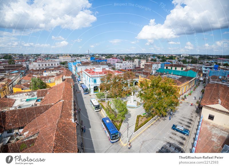 Sancti Spiritus (Kuba) Dorf Kleinstadt Stadt blau gelb grau grün orange rot schwarz türkis Provinz Sancti Spíritus Bus Aussicht Vogelperspektive lebhaft Dach