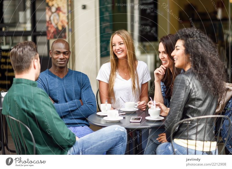 Mehrrassige Gruppe von fünf Freunden, die zusammen einen Kaffee trinken. Lifestyle kaufen Freude Glück schön Sommer Tisch Sitzung Mensch maskulin feminin Frau