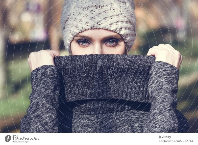 Frau, die in einem Park mit Winterwollkappe steht Lifestyle Stil schön Haare & Frisuren Haut Mensch feminin Erwachsene Herbst Straße Mode Kleid Hut blond stehen