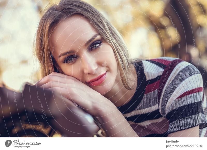 Schönes Mädchen mit blauen Augen im städtischen Hintergrund Lifestyle Stil schön Haare & Frisuren Mensch Frau Erwachsene Gesicht 1 18-30 Jahre Jugendliche