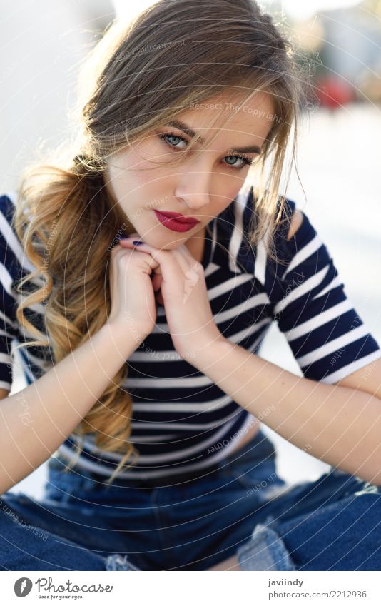 Blondine, die auf einer Bank im städtischen Hintergrund sitzen. Lifestyle Glück schön Haare & Frisuren Sommer Mensch Frau Erwachsene Straße Mode Hemd Jeanshose