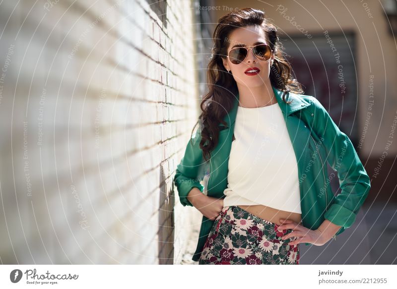 Frau mit Fliegersonnenbrillen nahe bei einer Backsteinmauer Lifestyle Stil schön Haare & Frisuren Gesicht Sommer Mensch Erwachsene Herbst Straße Mode Jacke