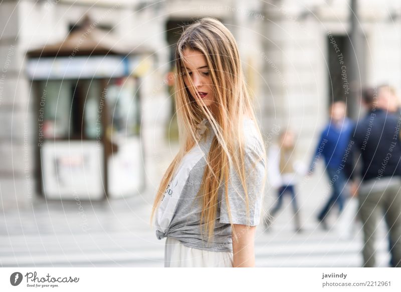 Blondes Mädchen, das zufällige Kleidung im städtischen Hintergrund trägt Lifestyle Glück schön Haare & Frisuren Gesicht Leben Sommer Mensch Frau Erwachsene