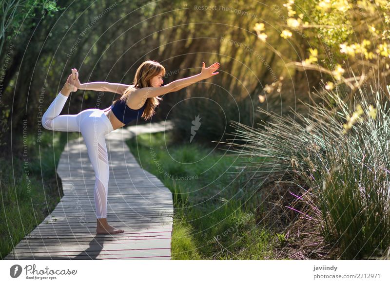 Junge Frau, die Yoga auf hölzerner Straße in der Natur tut Lifestyle schön Körper Erholung Meditation Sommer Sport Mensch feminin Erwachsene 1 18-30 Jahre