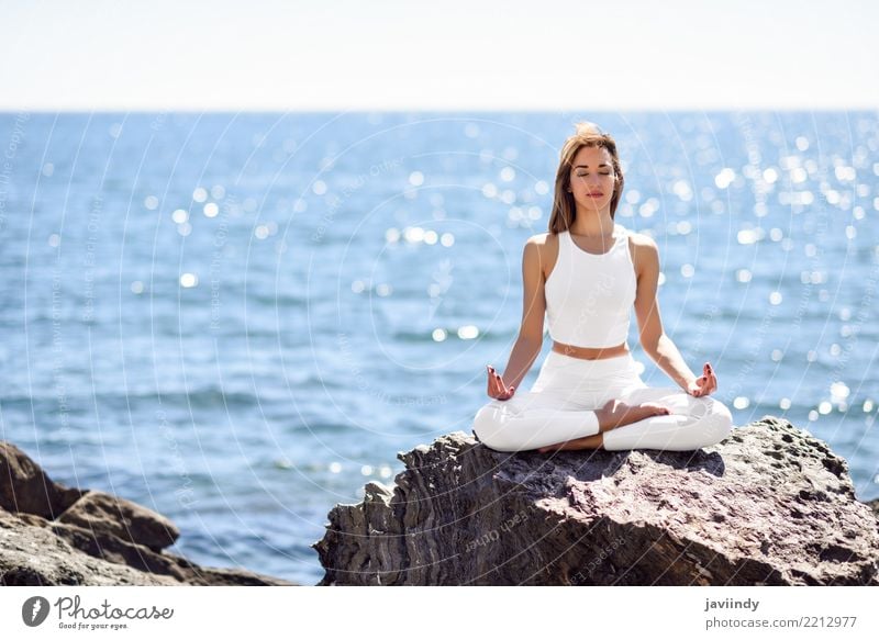 Junge Frau, die Yoga im Strand tut. Lifestyle schön Wellness Erholung Meditation Sommer Meer Sport Mensch Erwachsene Natur Fitness sitzen Fröhlichkeit natürlich