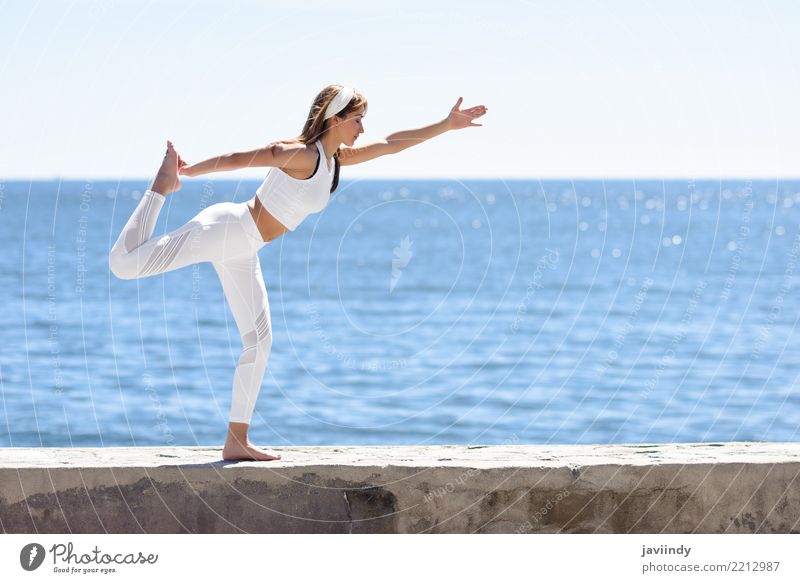 Junge Frau, die Yoga im Strand tut. Lifestyle schön Wellness Erholung Meditation Sommer Meer Sport Mensch feminin Erwachsene 1 18-30 Jahre Jugendliche Natur