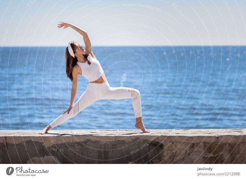 Junge Frau, die Yoga im Strand tut. Lifestyle schön Wellness Erholung Meditation Sommer Meer Sport Mensch feminin Erwachsene Körper 1 18-30 Jahre Jugendliche