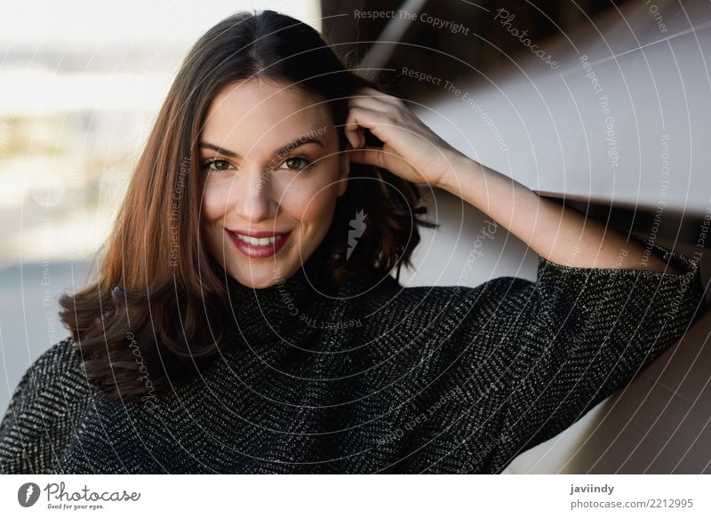 Junge Frau, die die zufällige Kleidung lächelt im städtischen Hintergrund trägt Lifestyle Stil Glück schön Haare & Frisuren Mensch Erwachsene Straße Mode