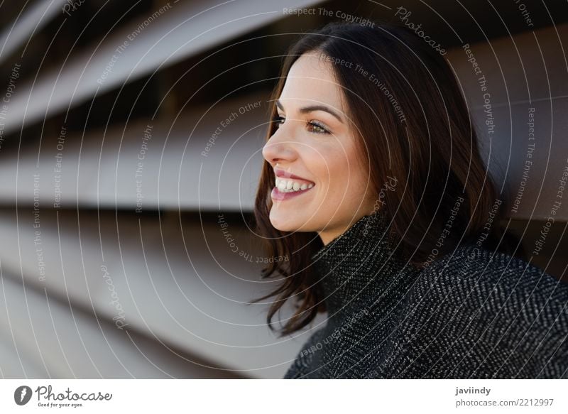 Junge Frau, die die zufällige Kleidung lächelt im städtischen Hintergrund trägt Lifestyle Stil Glück schön Haare & Frisuren Mensch Erwachsene Straße Mode