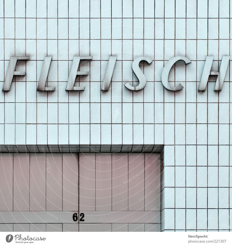 Fleisch 62 Mauer Wand Fassade Schriftzeichen grau weiß Ladengeschäft Metzgerei Beschriftung Fliesen u. Kacheln Tor Buchstaben Farbfoto Gedeckte Farben