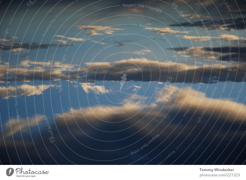 von blau zu grau Umwelt Natur Urelemente Himmel Wolken Gewitterwolken Sonnenlicht Klima Klimawandel Wetter Unwetter Regen bedrohlich dunkel Stimmung Ozon