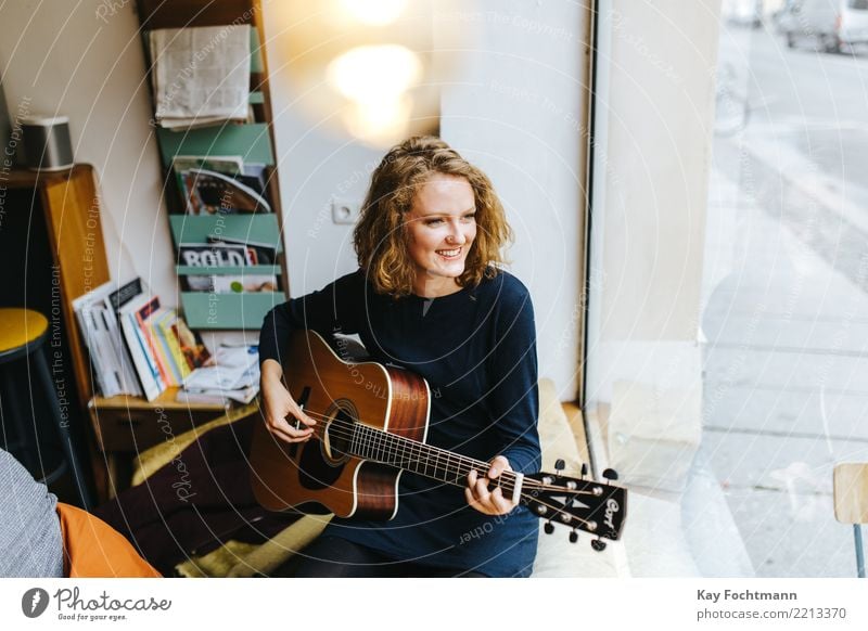 Junge lächelnde Sängerin mit Gitarre Lifestyle Freude Glück Leben harmonisch Wohlgefühl Zufriedenheit Erholung feminin Junge Frau Jugendliche 1 Mensch