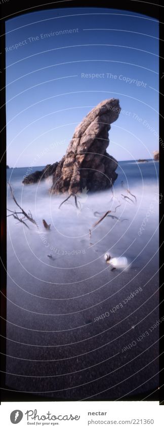 not to lift a finger Umwelt Natur Landschaft Wasser Felsen Küste Meer blau braun Einsamkeit Wandel & Veränderung Farbfoto Außenaufnahme Brandung Strand