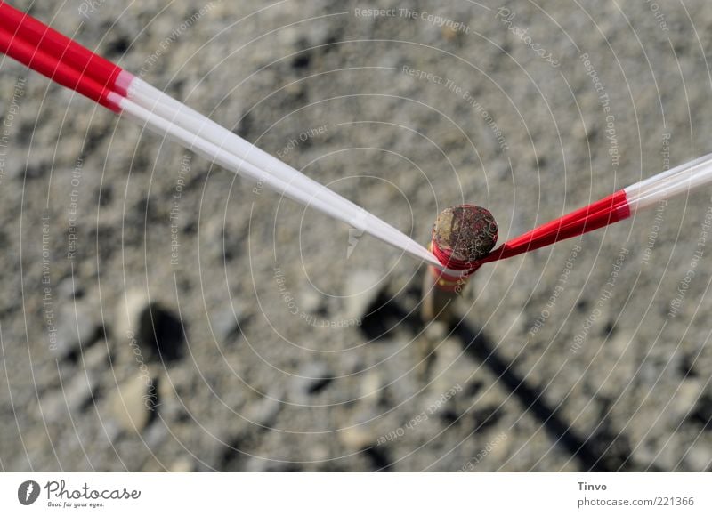 Absperrband um Pfahl gewickelt Erde grau rot weiß Barriere Baustelle Eisenstangen Metall umwickelt gespannt Vogelperspektive Farbfoto Menschenleer