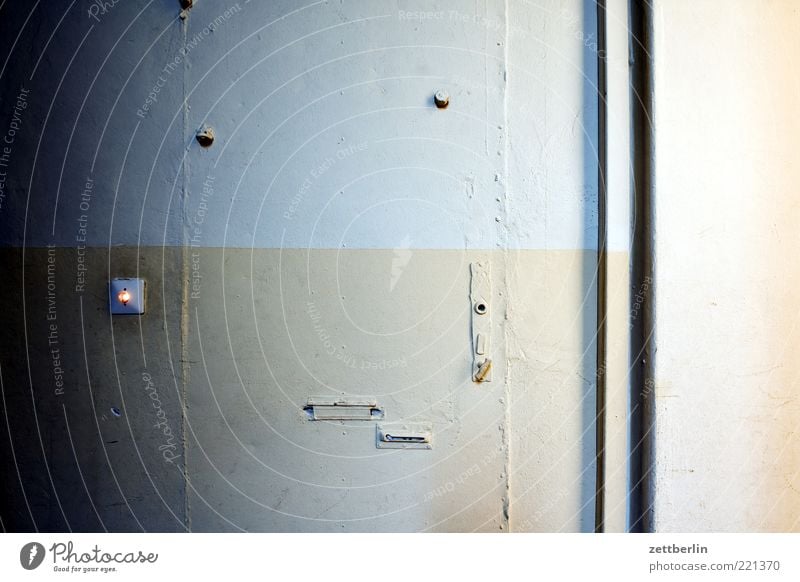 Tür Mauer Wand alt Einsamkeit Briefkasten Tarnung geschlossen Lichtschalter Flur Treppenhaus Eingang Farbfoto Gedeckte Farben Innenaufnahme Detailaufnahme