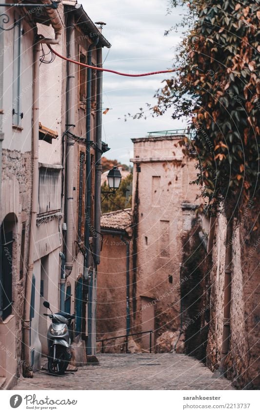 Kleine Gasse in Montpellier, Frankreich Europa Dorf Kleinstadt Stadt Altstadt Haus Gebäude Verkehr Verkehrsmittel Autofahren Straße Motorrad Kleinmotorrad